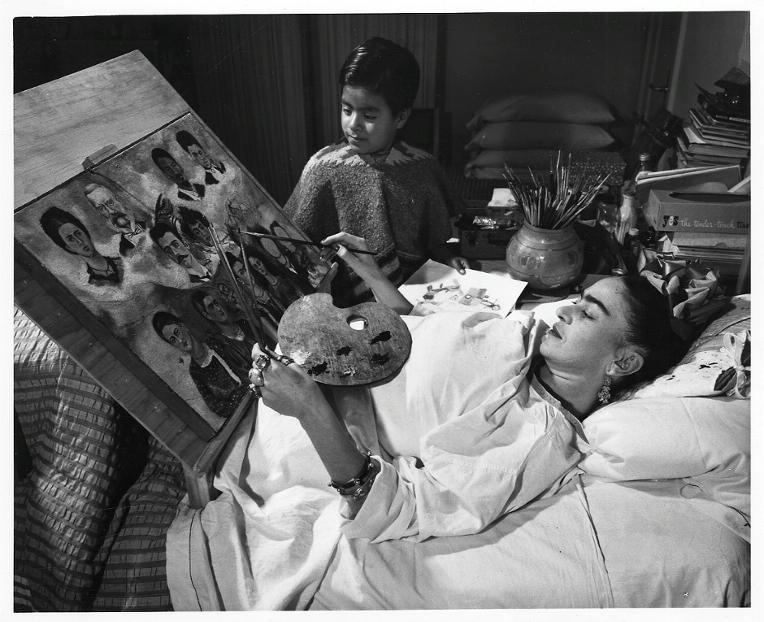 Frida Kahlo en train de peindre sur son lit d'hôpital