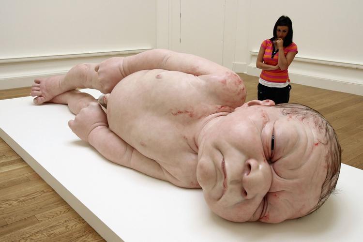 Ron-Mueck-Hyper-realistic-Human-Sculptures-9