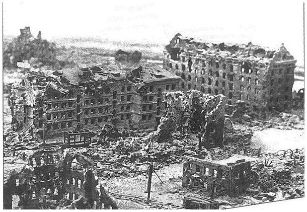 Stalingrad, une ville en ruine apres une longue bataille sanglante.