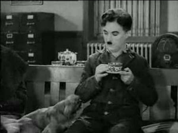 Chaplin boire son café (temps modernes)
