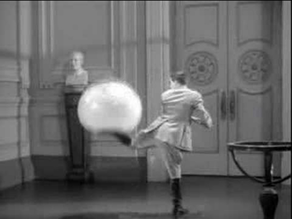 Chaplin danse du Globe (le Dictateur)