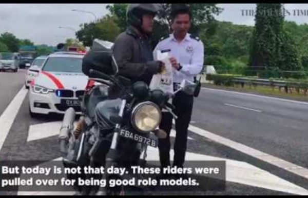 Oct2019 singapore traffic police officers stop and reward riders whom suited up when riding