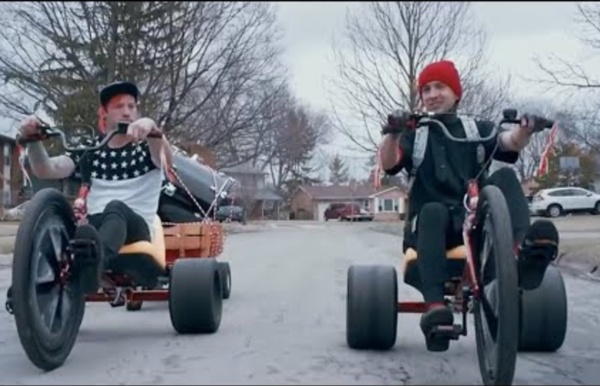 Twenty one pilots: Stressed Out [OFFICIAL VIDEO]