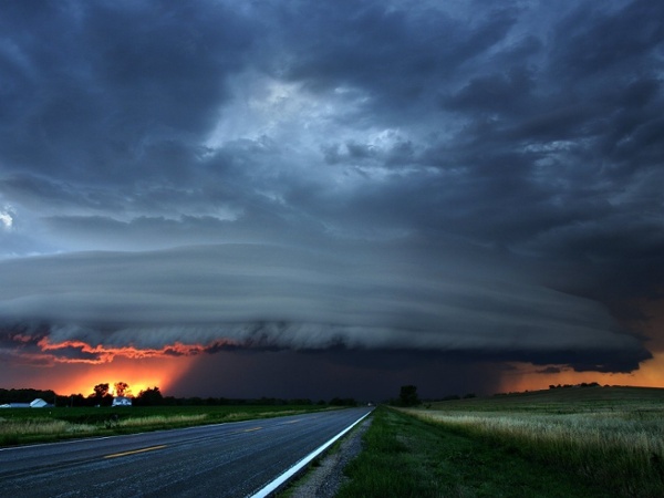 Tornado_in_front_of_the_road-1024x768.jpg (JPEG Image, 1024x768 pixels) - Scaled (91%)