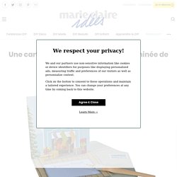 Une carte de voeux pop-up comme une cheminée de Noël remplie de cadeaux