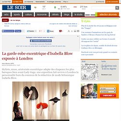 La garde-robe excentrique d’Isabella Blow exposée à Londres