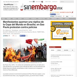 Manifestantes queman una réplica de la Copa del Mundo en Brasilia; en Sao Paulo protestan contra policías