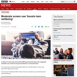 Moderate screen use 'boosts teen wellbeing'