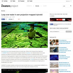 Loop over water in een projection-mapped rijstveld