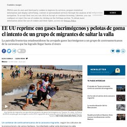 EE UU reprime con gases lacrimógenos y pelotas de goma el intento de un grupo de migrantes de saltar la valla - 26-11-2018 El País