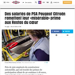 Des salariés de PSA Peugeot Citroën remettent leur «misérable» prime aux Restos du cœur