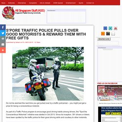 S'PORE TRAFFIC POLICE PULLS OVER GOOD MOTORISTS & REWARD THEM WITH FREE GIFTS