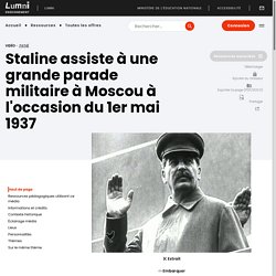 Staline assiste à une grande parade militaire à Moscou à l'occasion du 1er mai 1937