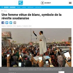 Une femme vêtue de blanc, symbole de la révolte soudanaise
